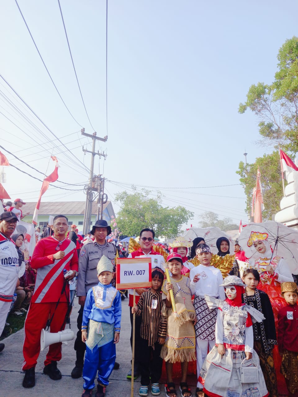 Semarak HUT RI ke-81, Warga Warnasari Tumpah Ruah Ikuti Jalan Sehat dan Lomba Kostum Nusantara